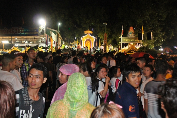 ชาวเจียงใหม่ ร่วมใจเดินขบวนแห่น้ำสรงและผ้าไตรพระราชทานงานประเพณีเตียวขึ้นดอย ไหว้สาป๋าระมีพระบรมธาตุดอยสุเทพ ท่ามกลางสายฝนที่ตกลงมาอย่างไม่ขาดสาย